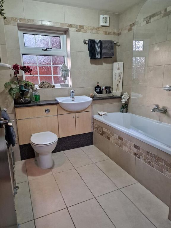 Property photo 2 of 8 Bathroom