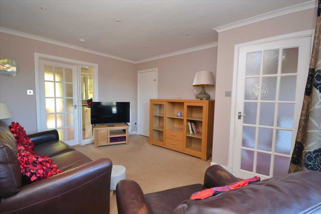 Property photo 2 of 11 Lounge