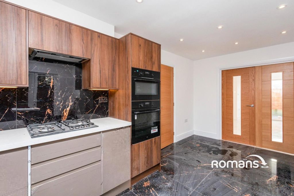 Property photo 2 of 10 Pbox-Img.Jpg