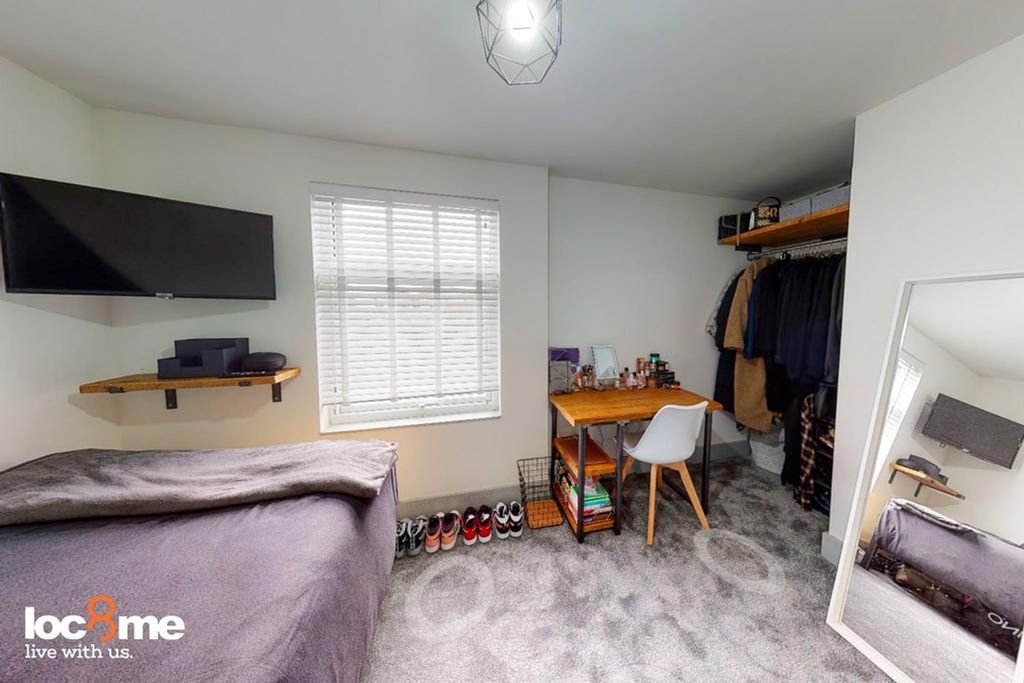 Property photo 3 of 7 A Bright And Tidy Double Bedroom Featuring A Comfo...