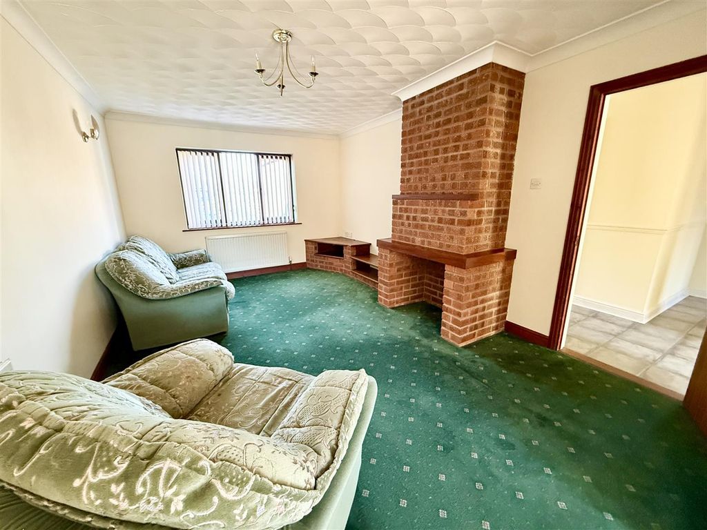 Property photo 3 of 18 Lounge