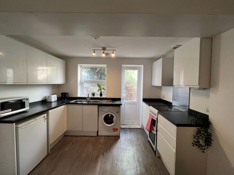 Property photo 3 of 9 Kitchen