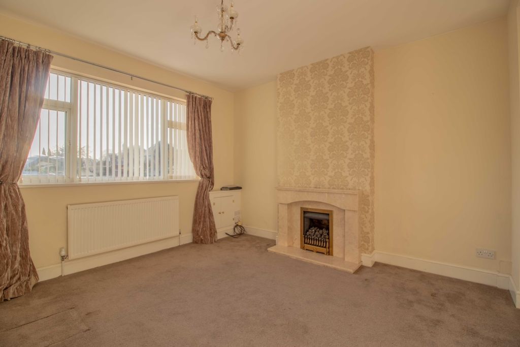 Property photo 2 of 9 Lrg_Living Room 25 Kings Rd