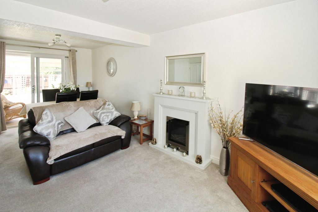 Property photo 3 of 18 Lounge