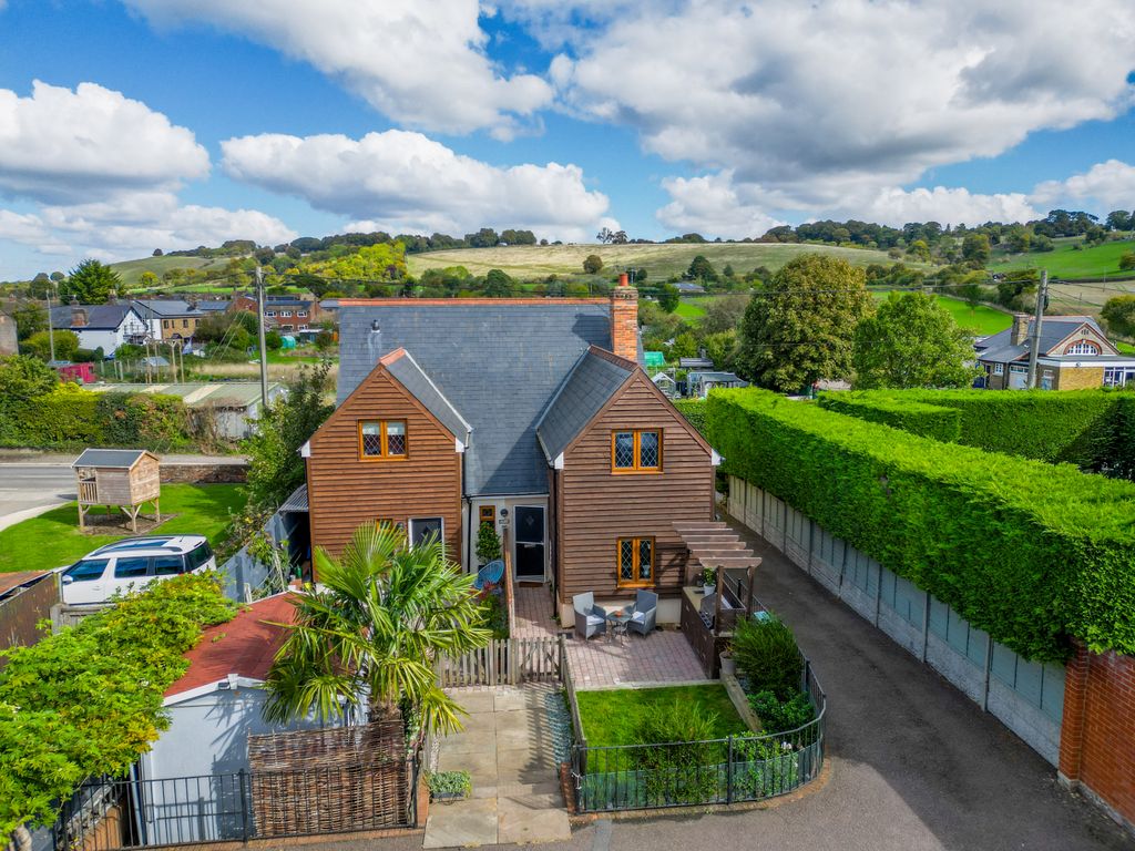 Property photo 1 of 18 Main Road South, Dagnall, Berkhamsted