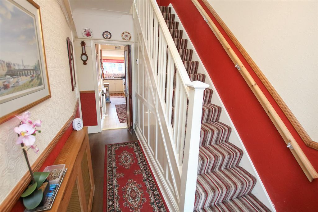 Property photo 3 of 25 Entrance Hall