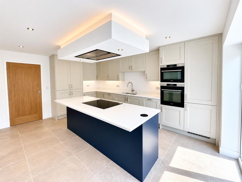 Property photo 3 of 27 Kitchen Diner (1/4)
