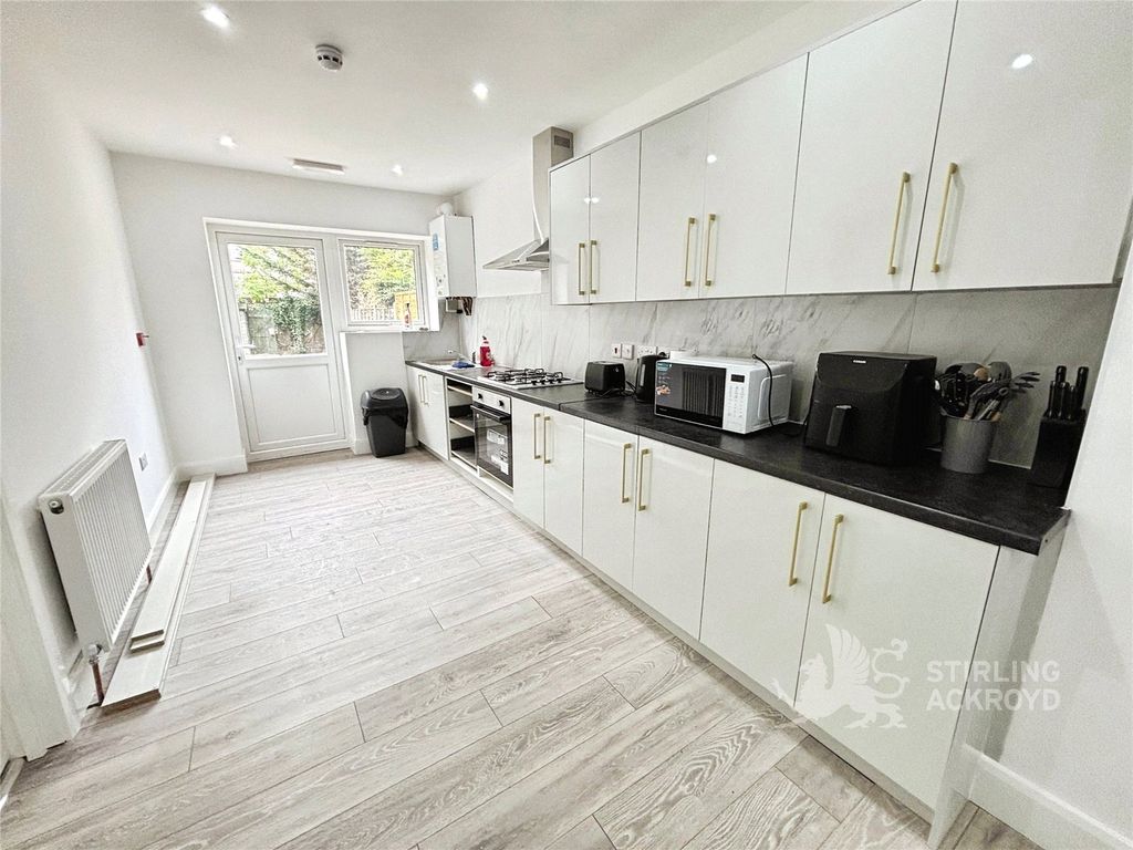 Property photo 3 of 5 Kitchen