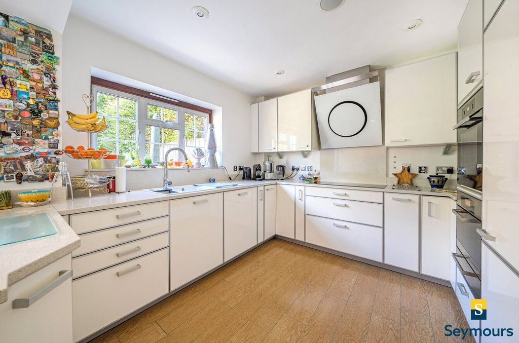 Property photo 3 of 17 Kitchen