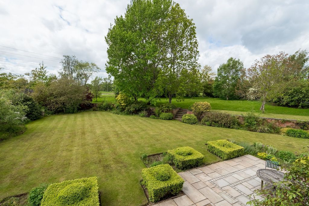 Property photo 2 of 32