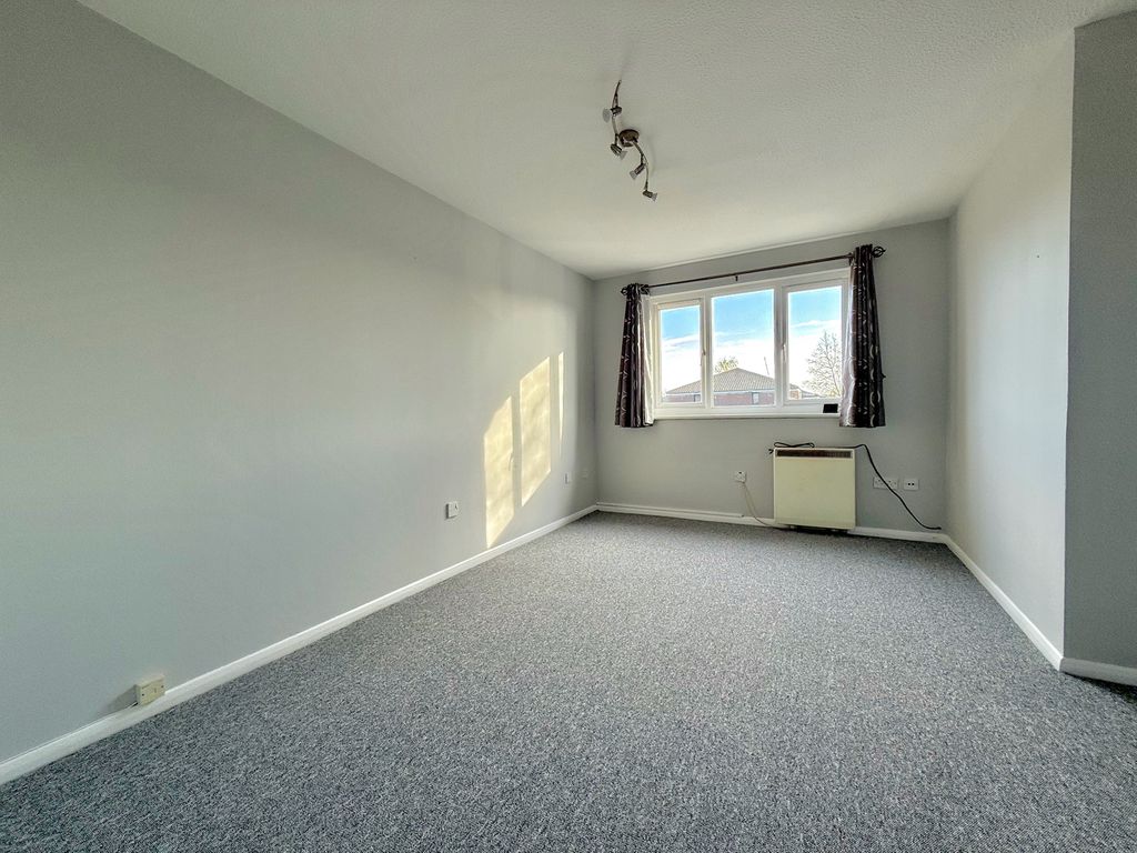 Property photo 2 of 7 Living/Dining Room