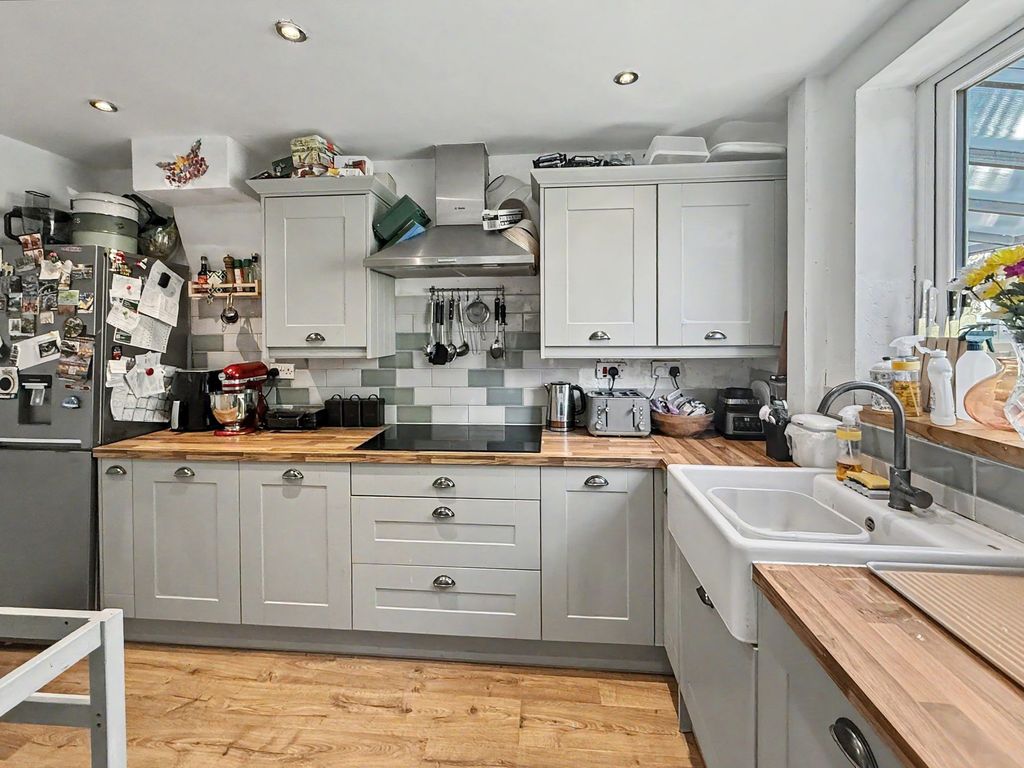 Property photo 2 of 25