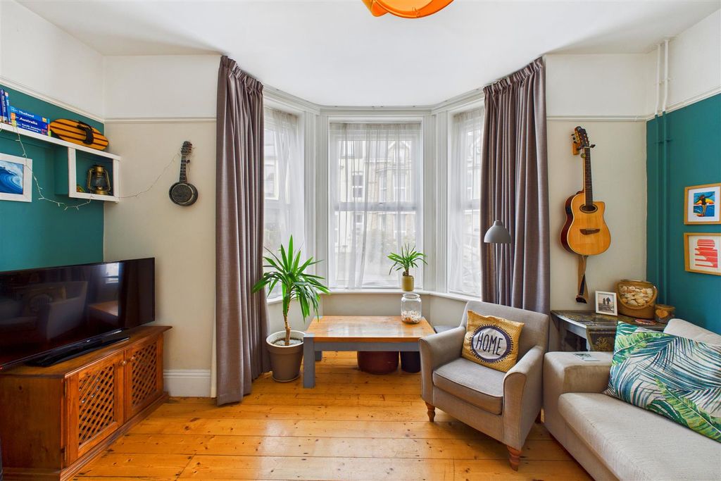 Property photo 3 of 38 Lounge