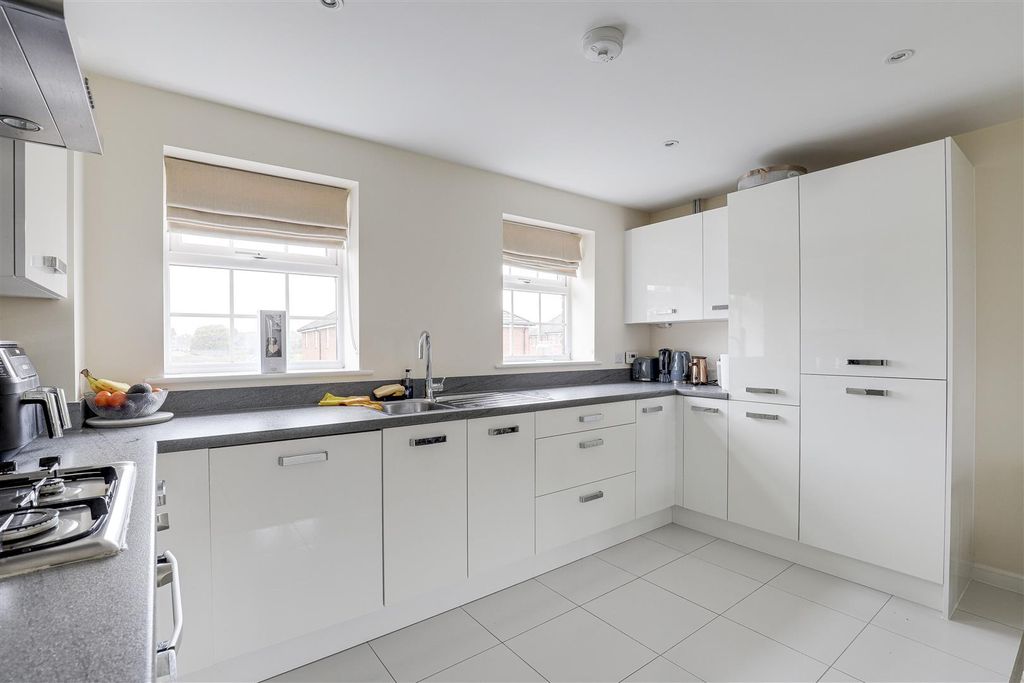 Property photo 3 of 15 28956.Jpg