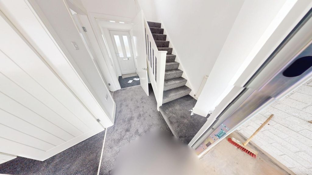 Property photo 2 of 10 Hallway