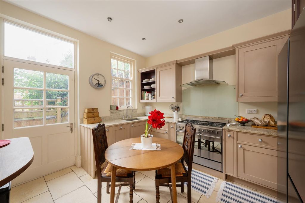 Property photo 3 of 11