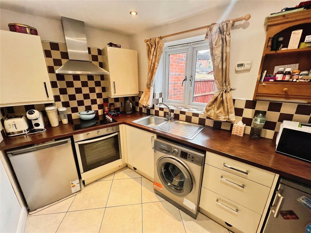 Property photo 3 of 19 Kitchen