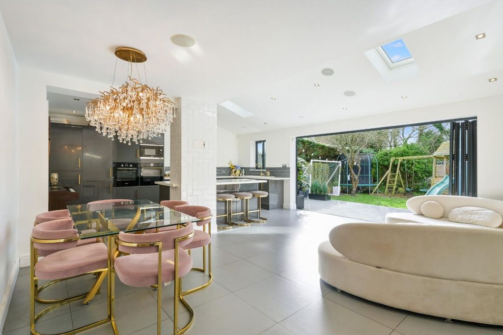 Property photo 2 of 25 Whitegate Way