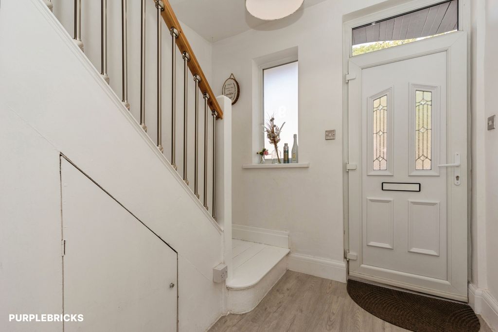 Property photo 2 of 28