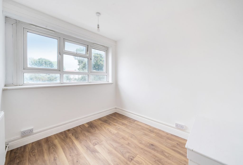 Property photo 2 of 13 1329558-12-688B41...