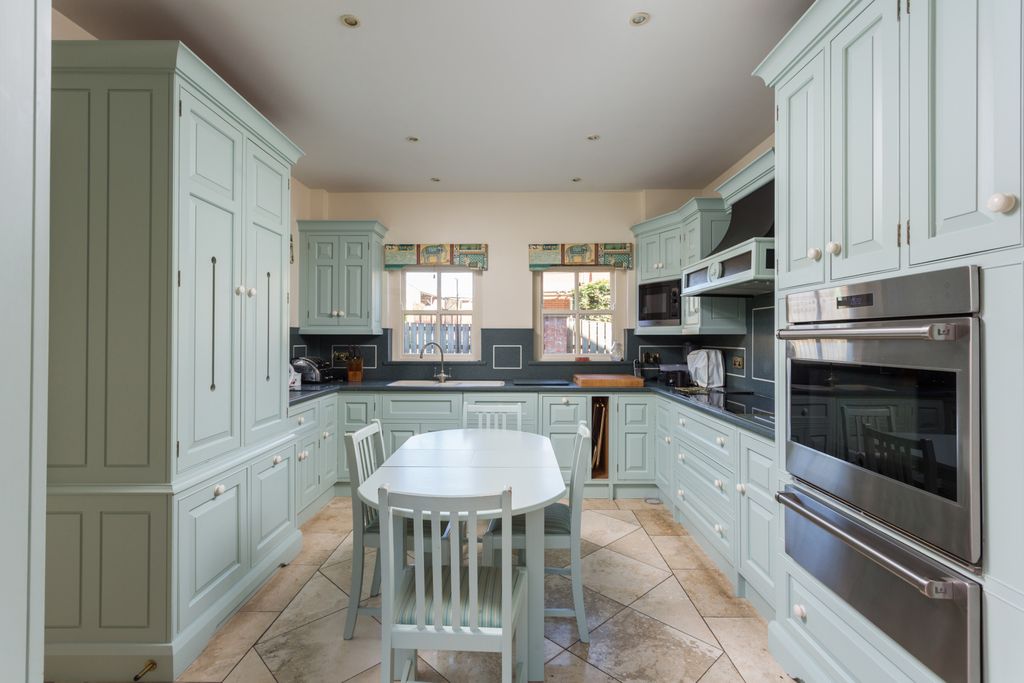 Property photo 3 of 14 Kitchen
