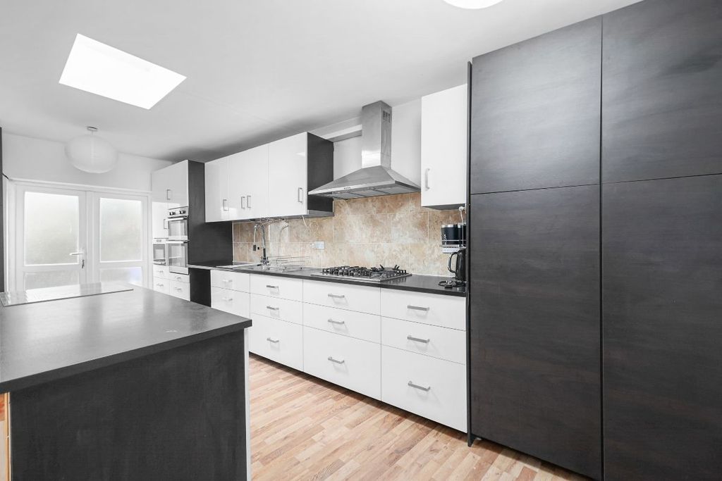 Property photo 3 of 25