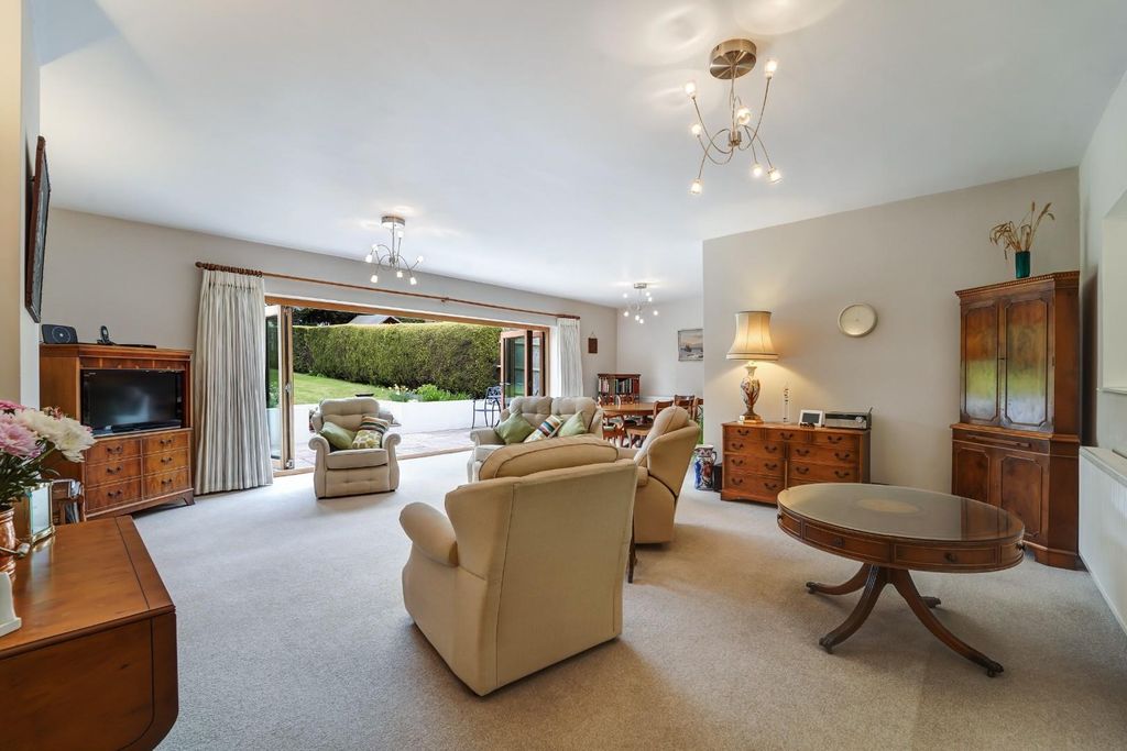 Property photo 2 of 14 Manor Green Road