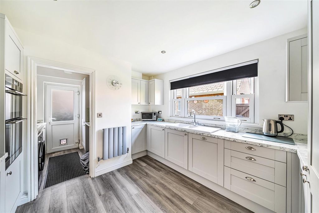 Property photo 3 of 18 Kitchen