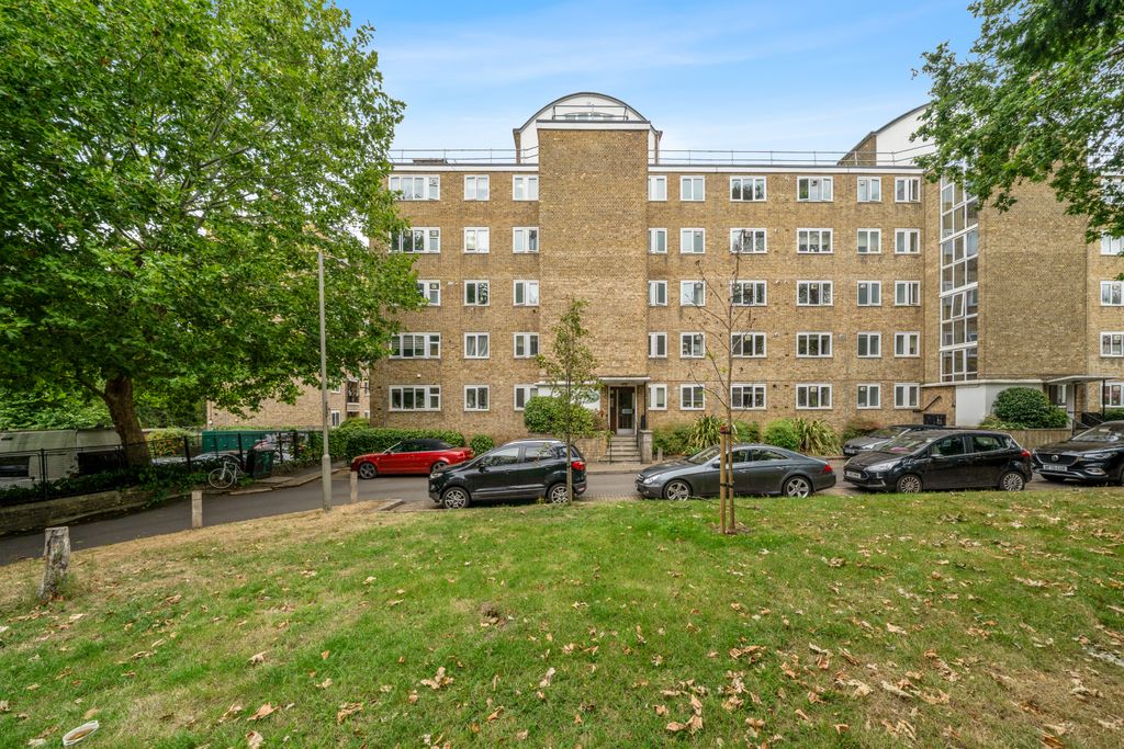 Property photo 1 of 12 32 Innes Gardens, Putney, London, Sw15 3Ab