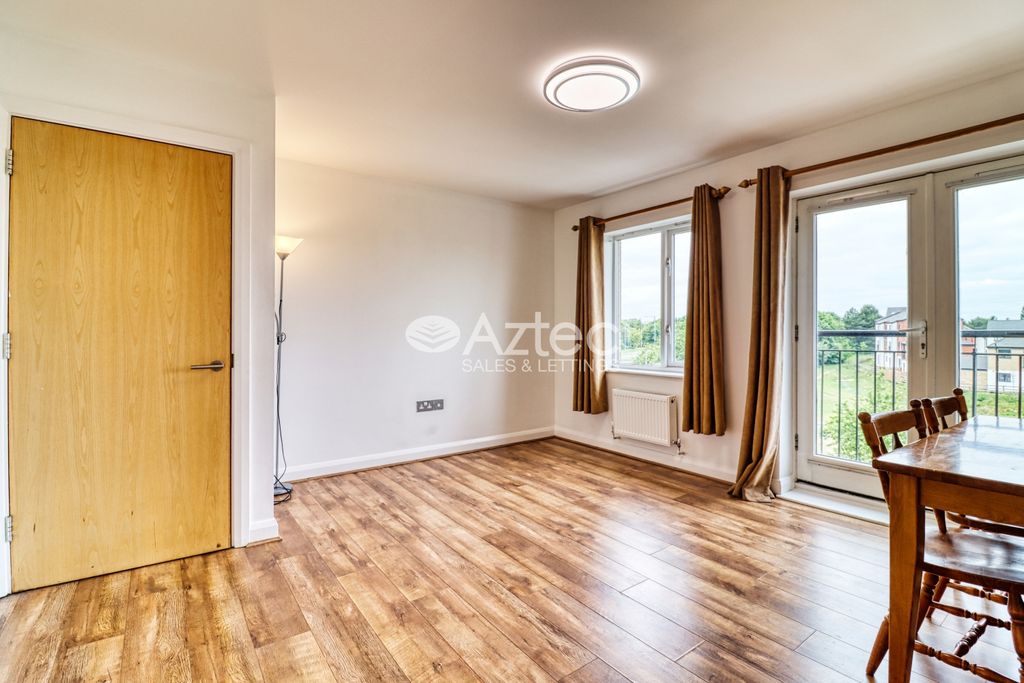 Property photo 3 of 11 Lounge