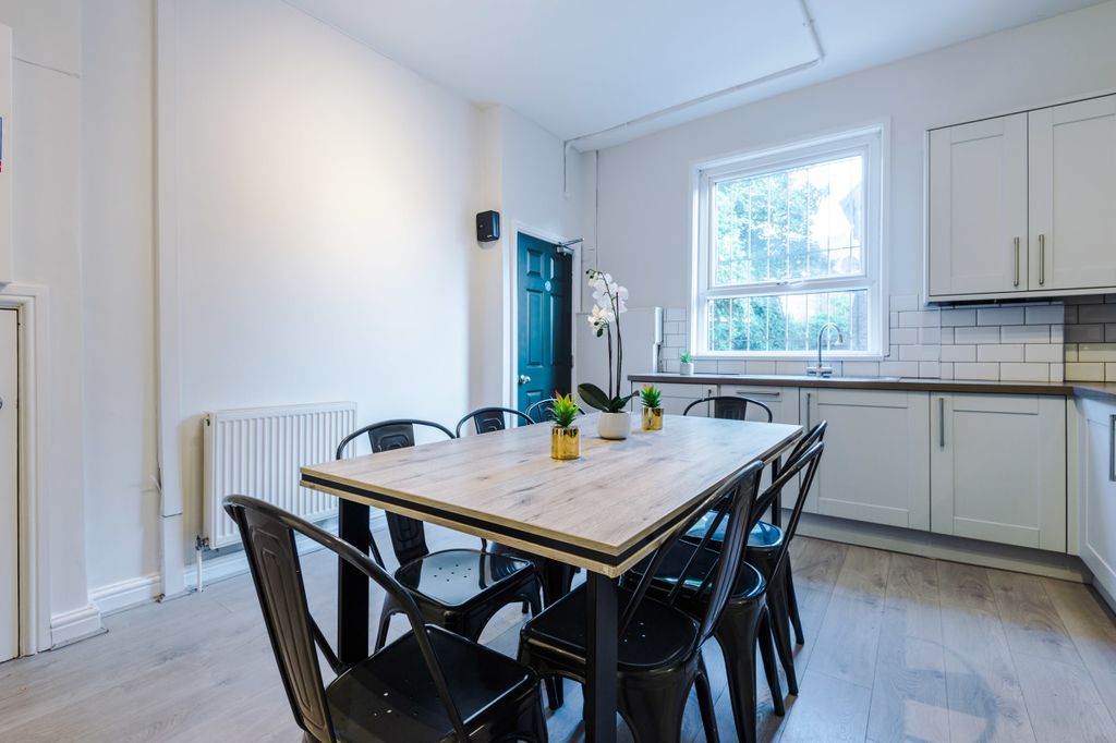 Property photo 3 of 16 114 Woodsley, Kitchen 2