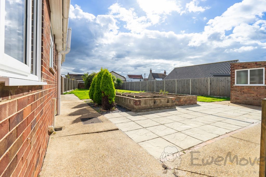 Property photo 2 of 12 Garden