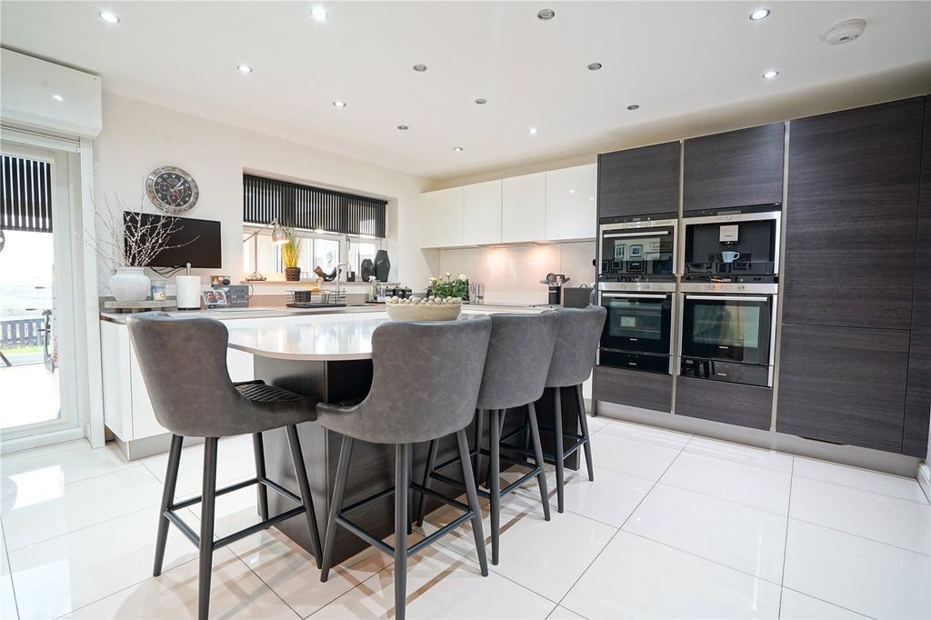 Property photo 2 of 27 Picture No. 18