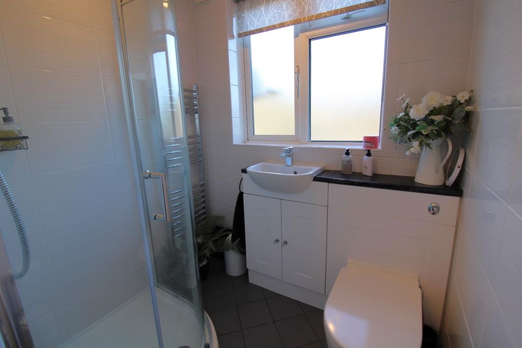 Property photo 3 of 10 Bathroom