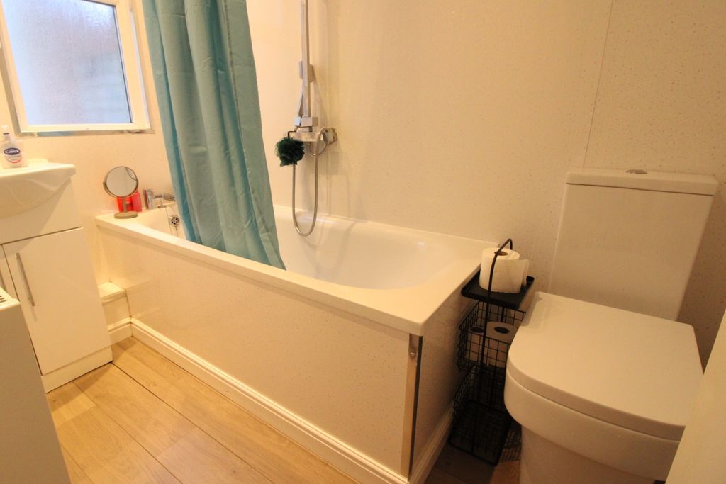 Property photo 3 of 11 c.Bth