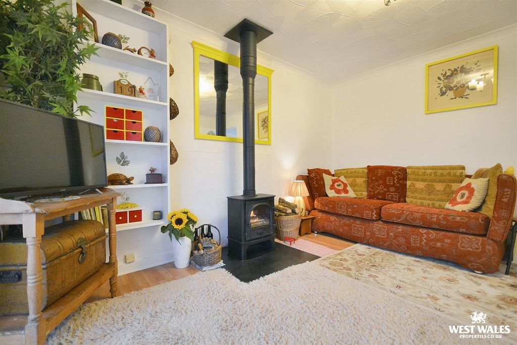 Property photo 1 of 23 Living Room