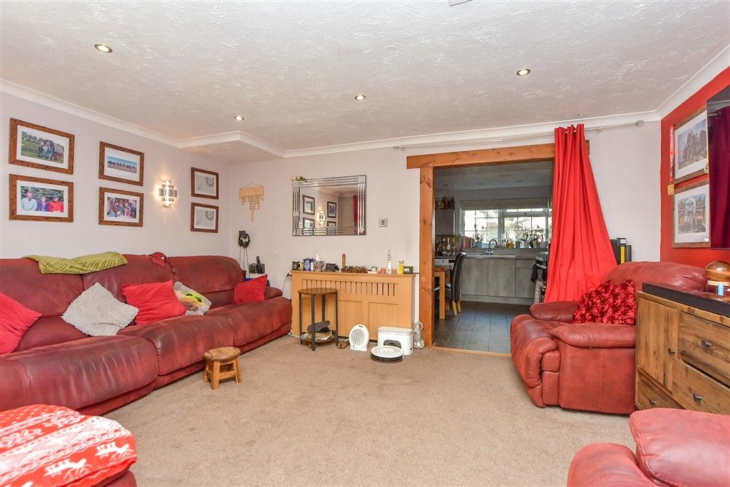 Property photo 3 of 13 Lounge