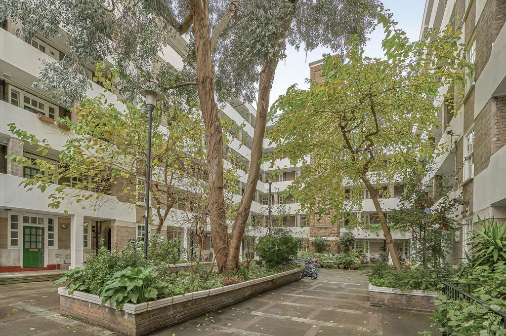 Property photo 2 of 18 Courtyard