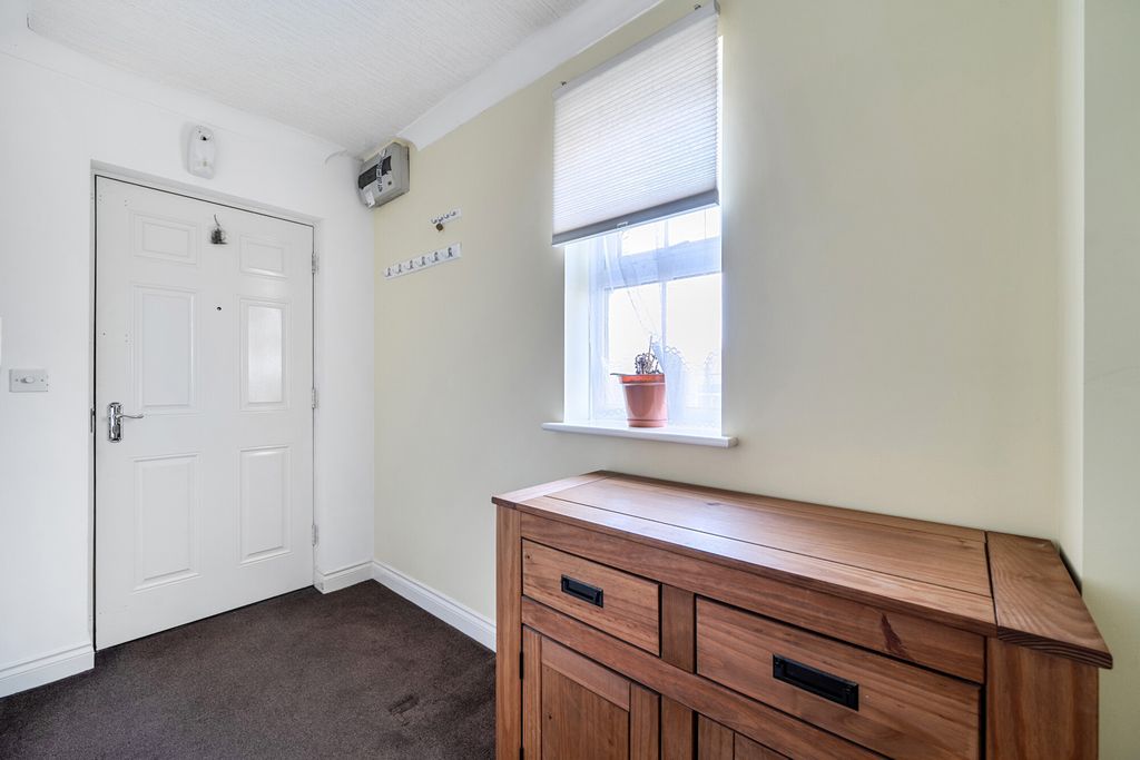 Property photo 3 of 7 1388564-11-693951...