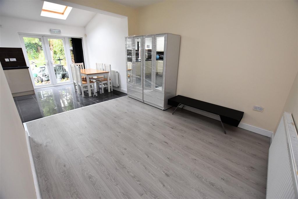 Property photo 2 of 9 Approach