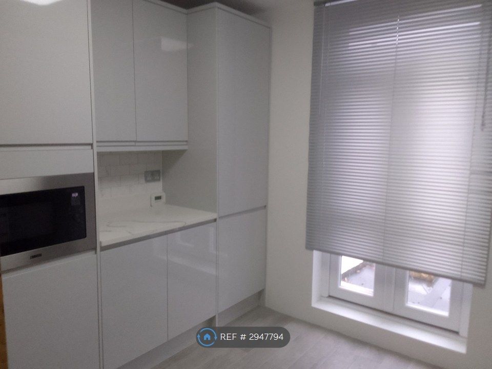Property photo 1 of 8 Fully Fitted Modern Kitchen With Ample Storage