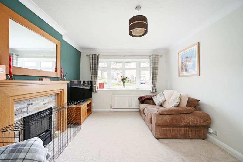 Property photo 3 of 31 Living Room