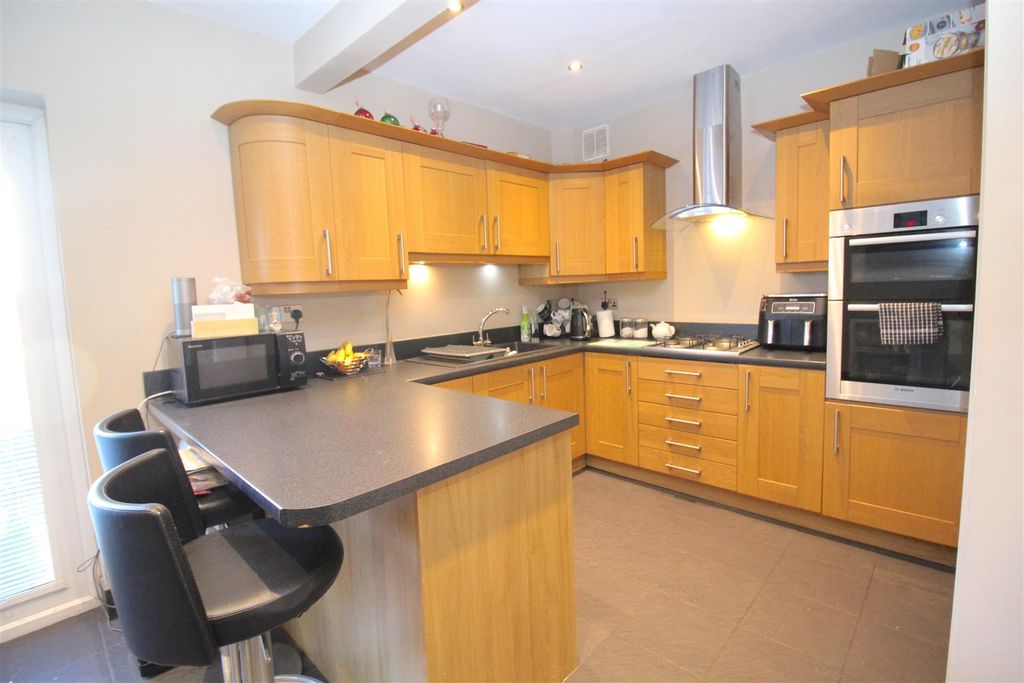 Property photo 3 of 11 Kitchen