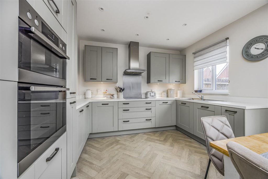 Property photo 2 of 22 2 Birkbeck Close, Waterlooville-Porticomarketing-S