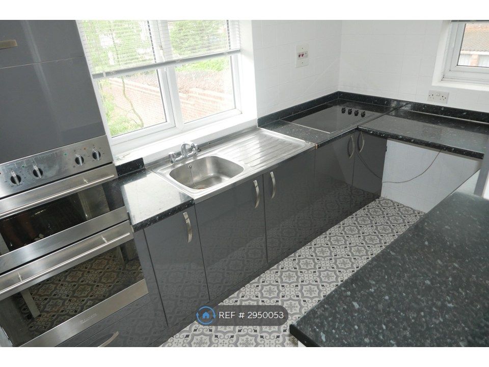 Property photo 2 of 11 Kitchen