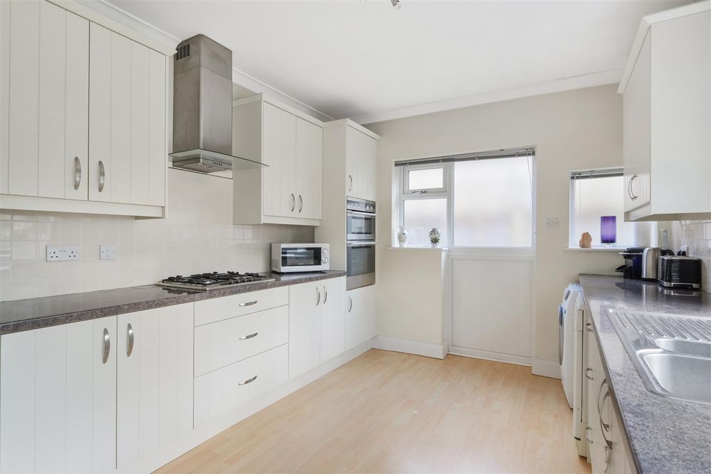 Property photo 2 of 27 West Drive, 27 (10).Jpg