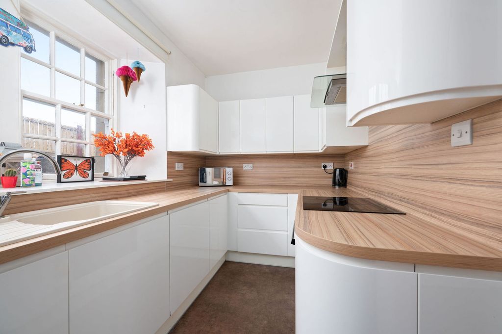 Property photo 3 of 36