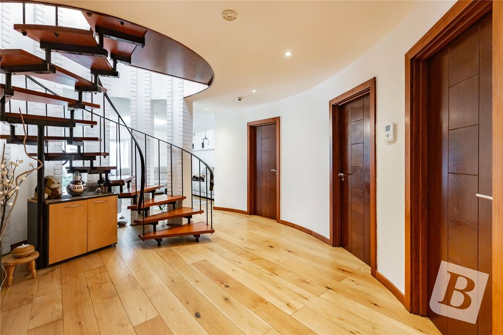 Property photo 3 of 30 Entrance Hall