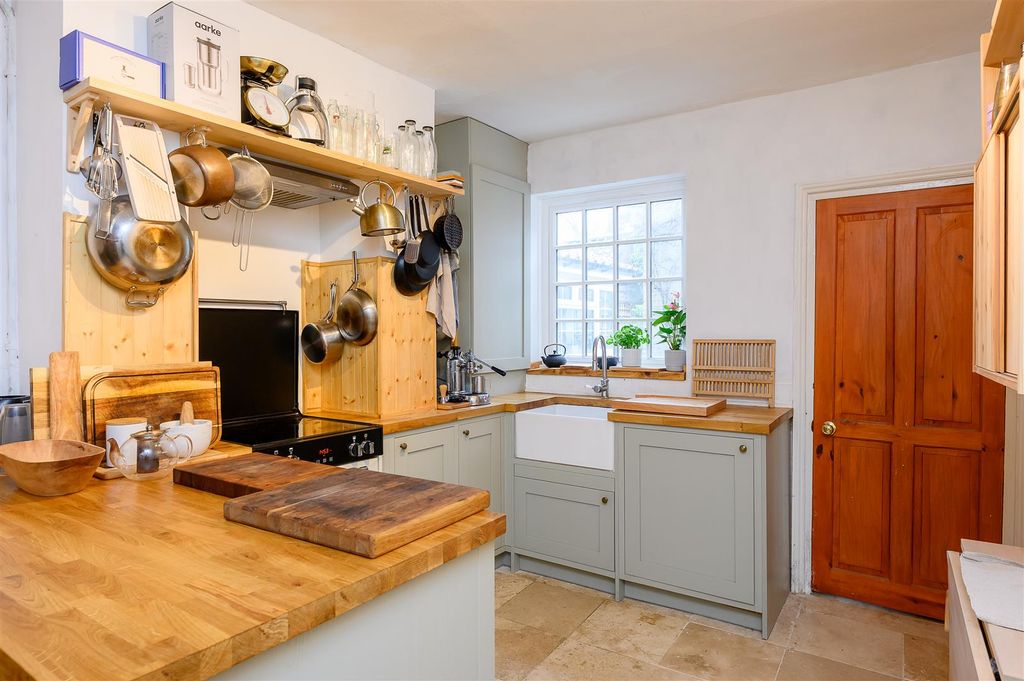 Property photo 3 of 18 Kitchen