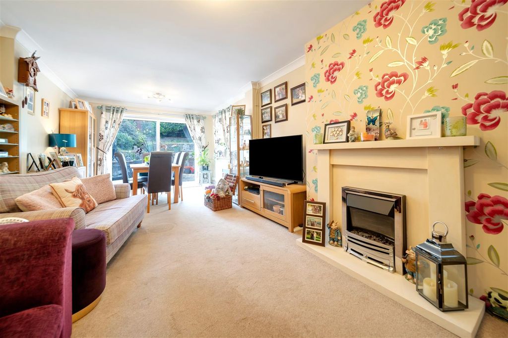 Property photo 2 of 14 3 Hale Close-33.Jpg